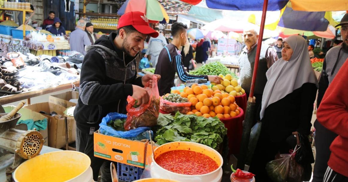 عدسة فلسطين الآن ترصد أجواء سوق مخيم الشاطئ ظهر اليوم