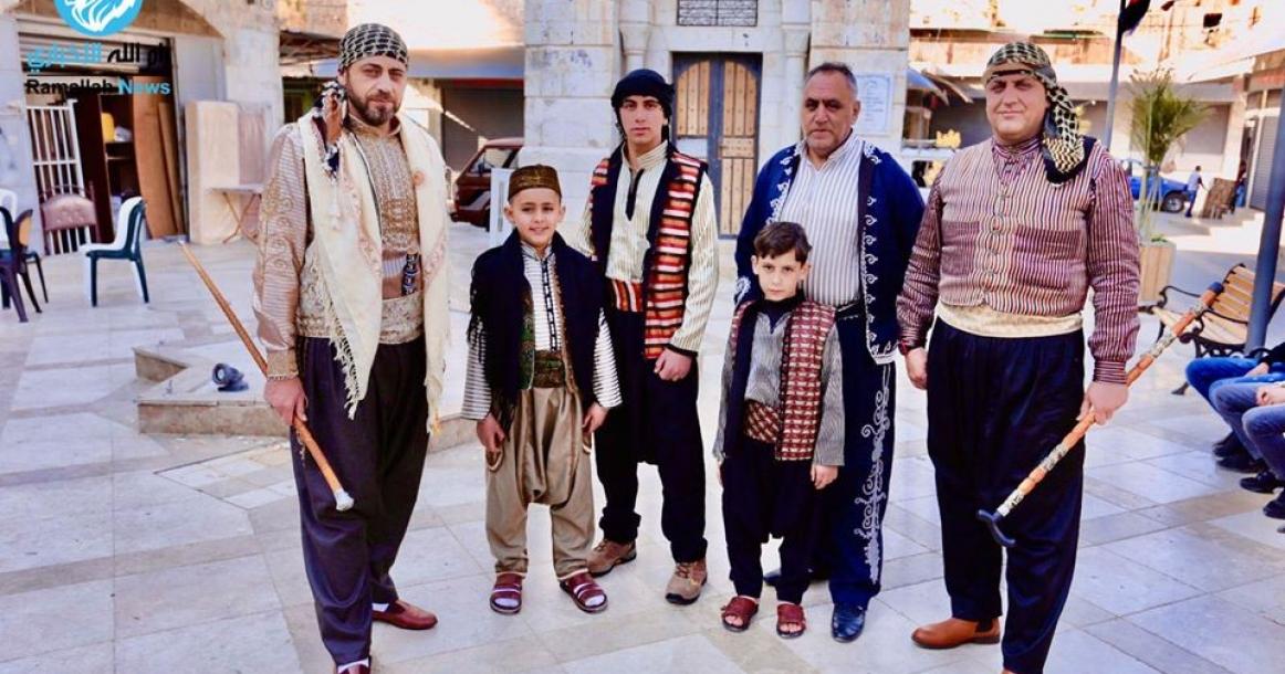 عائلة فلسطينية تلتزم بالزي التراثي طيلة رمضان بنابلس