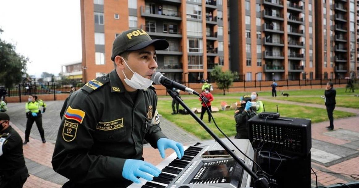 ضباط الشرطة الكولومبية في وصلة غناء لمواطنيه المحجورين إلزاميا