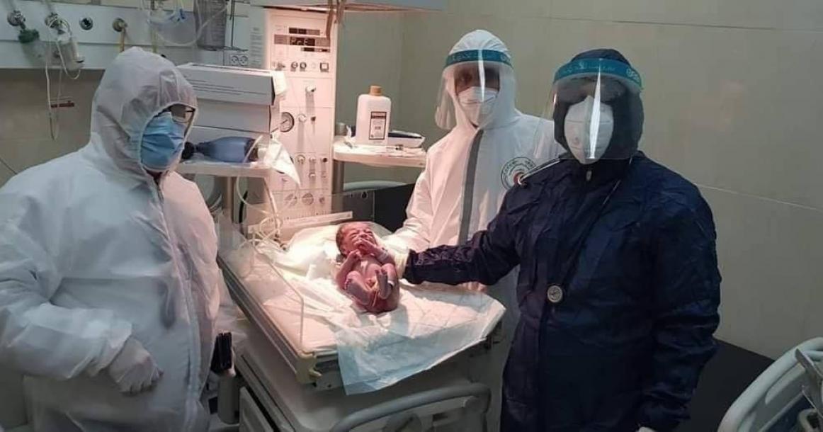 مجمع فلسطين الطبي يعلن ولادة أول مولود لأم مصابة بفيروس كورونا في فلسطين