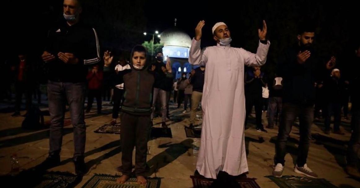آلاف الفلسطينيين يؤدون صلاة الفجر بالأقصى بعد شهرين من إغلاقه