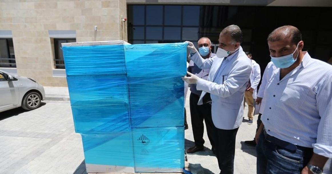 الصحة تُزود مستشفيات الخليل بأجهزة تنفس وتجهيزات طبية لمواجهة "كورونا"