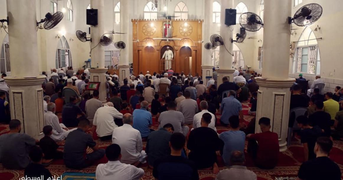فلسطينيون يؤدون صلاة العيد في مسجد البريج الكبير وسط قطاع غزة.