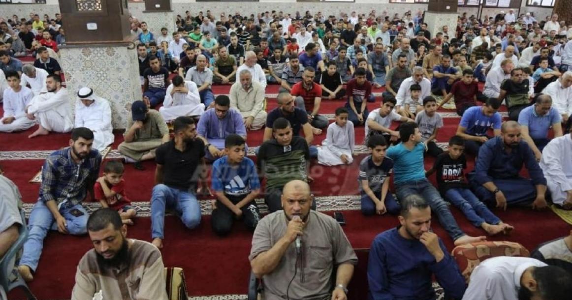فلسطينيون يؤدون صلاة العيد في القسام وسط قطاع غزة