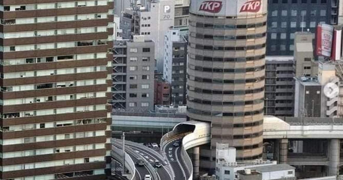 ‏اليابان.. طريق سريع يمر من داخل مبنى سكني يطلق عليه "برج البوابة"