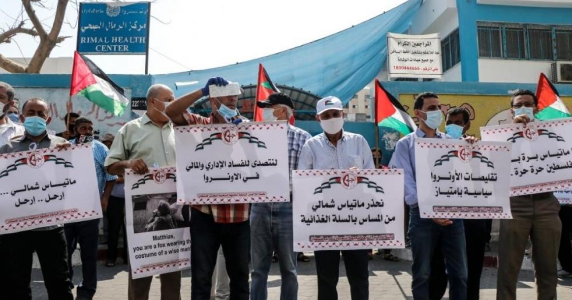 وقفة أمام مقر أونروا بالنصيرات رفضًا للتقليصات