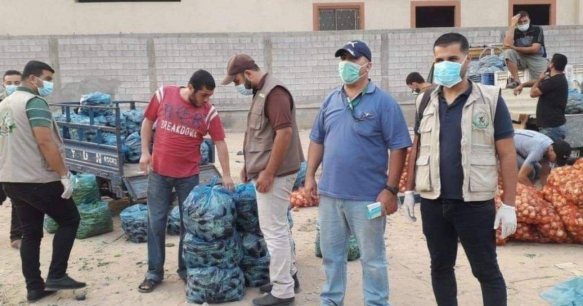 طواقم حماية المستهلك خلال جولات تفتيشية على المحلات لمراقبة وضبط الأسعار بغزة