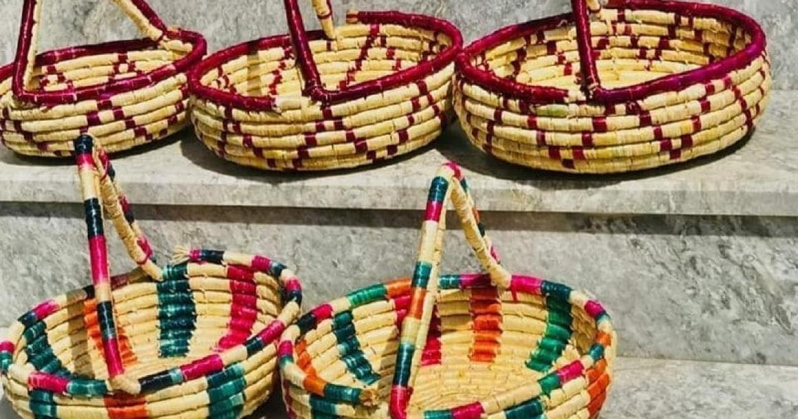 مسنة تمتهن صناعة سلال القش بألوانها الجذابة في سلفيت