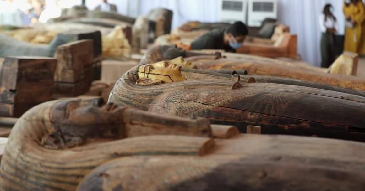 مصر تعرض اكتشافاً أثرياً كبيراً ضمّ 59 تابوتاً قديماً