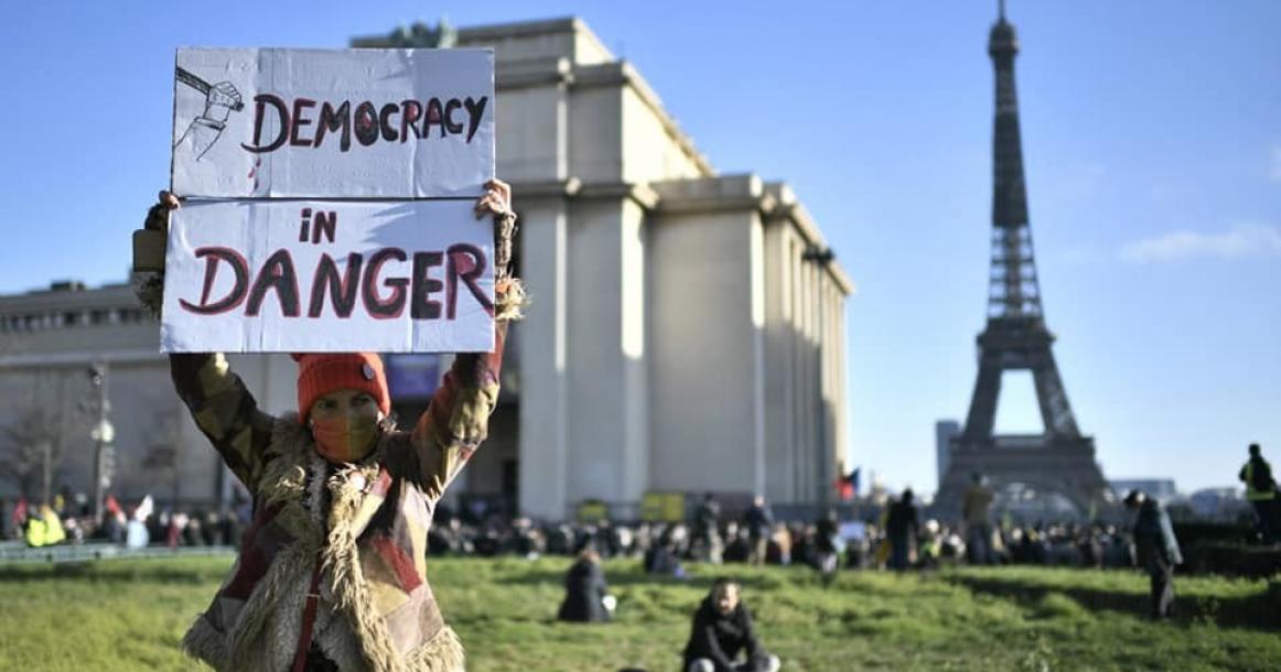 احتجاجات في فرنسا ضد قانون يحظر نشر صور عناصر الشرطة أثناء تأدية عملهم