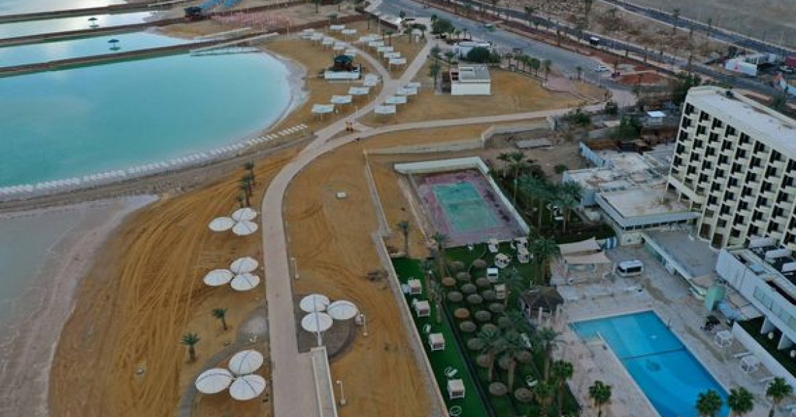 المنتجعات السياحية في البحر الميت خالية من الزوار بعد قرار حكومة الاحتلال تمديد الاغلاق