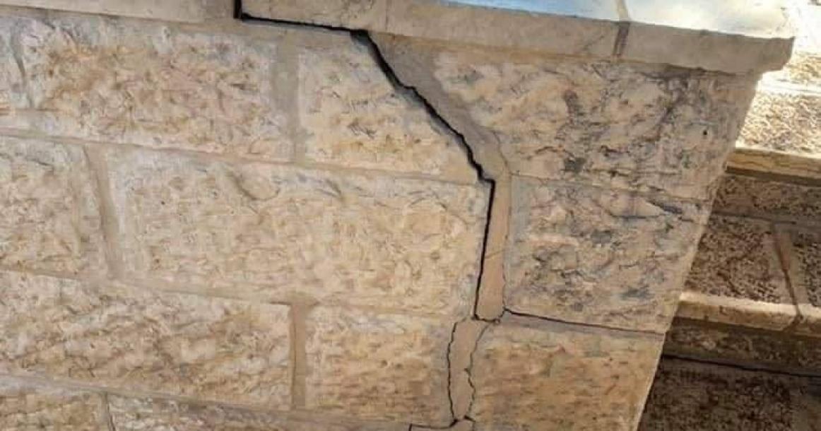 تشققات خطيرة في مصطبة غرب باب الرحمة في المسجد الأقصى