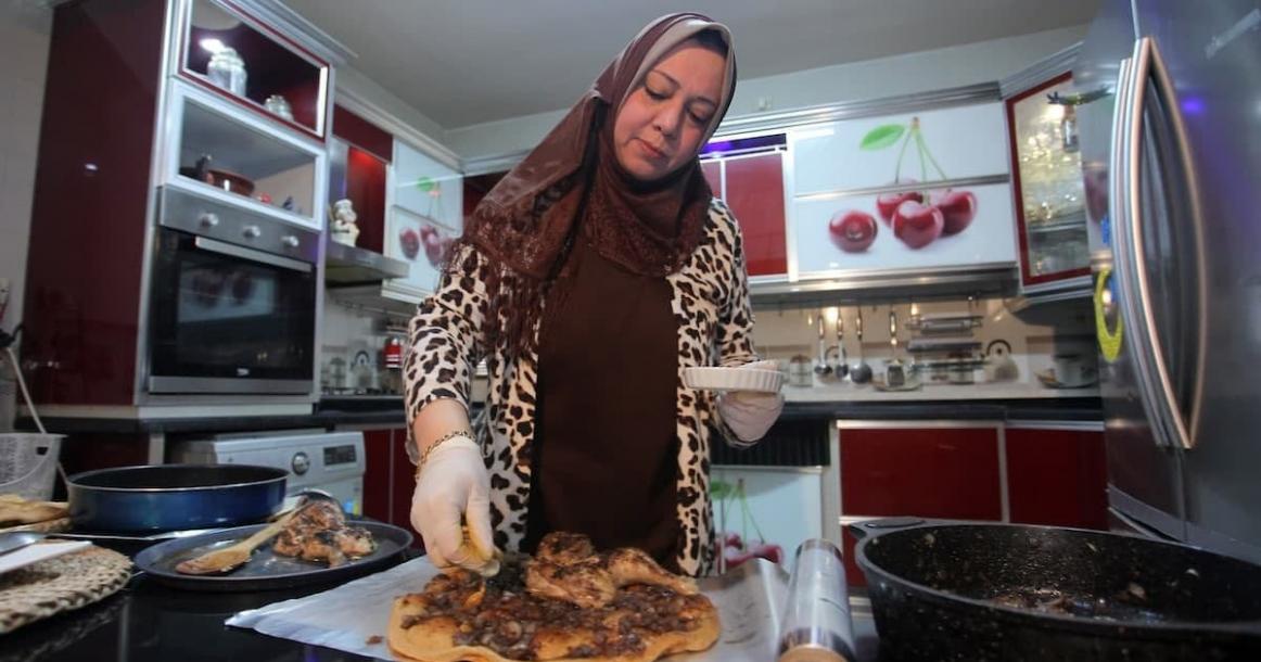 لبنى رزق.. تدير مشروعًا يبيع المأكولات الفلسطينية التراثية للزبائن