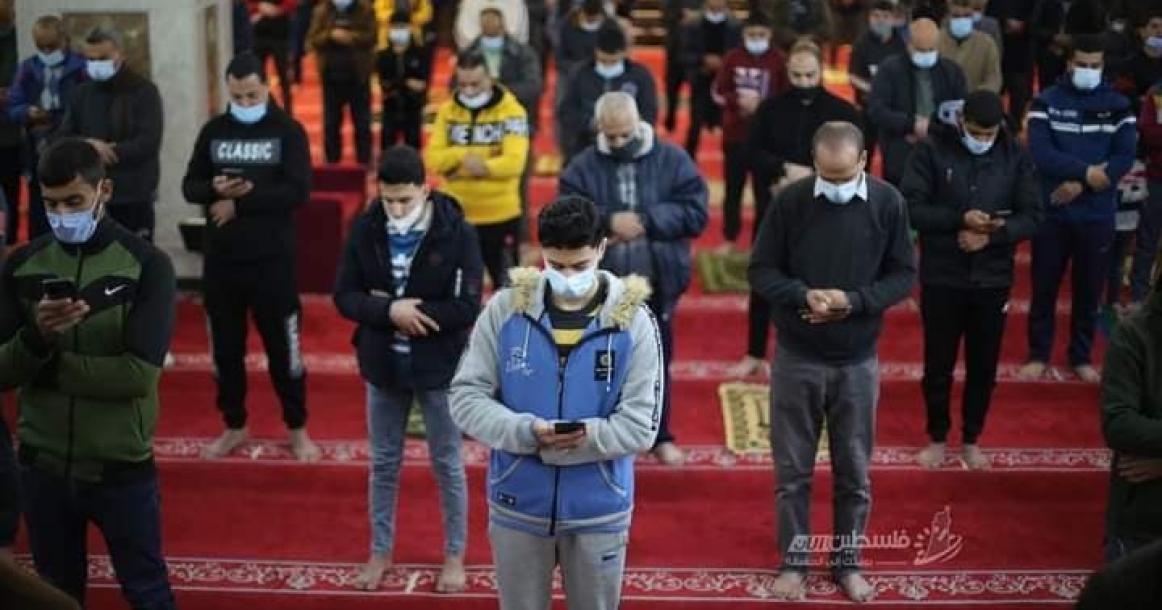 غزيًّون يؤدون أول صلاة تراويح  في المساجد  بغزة