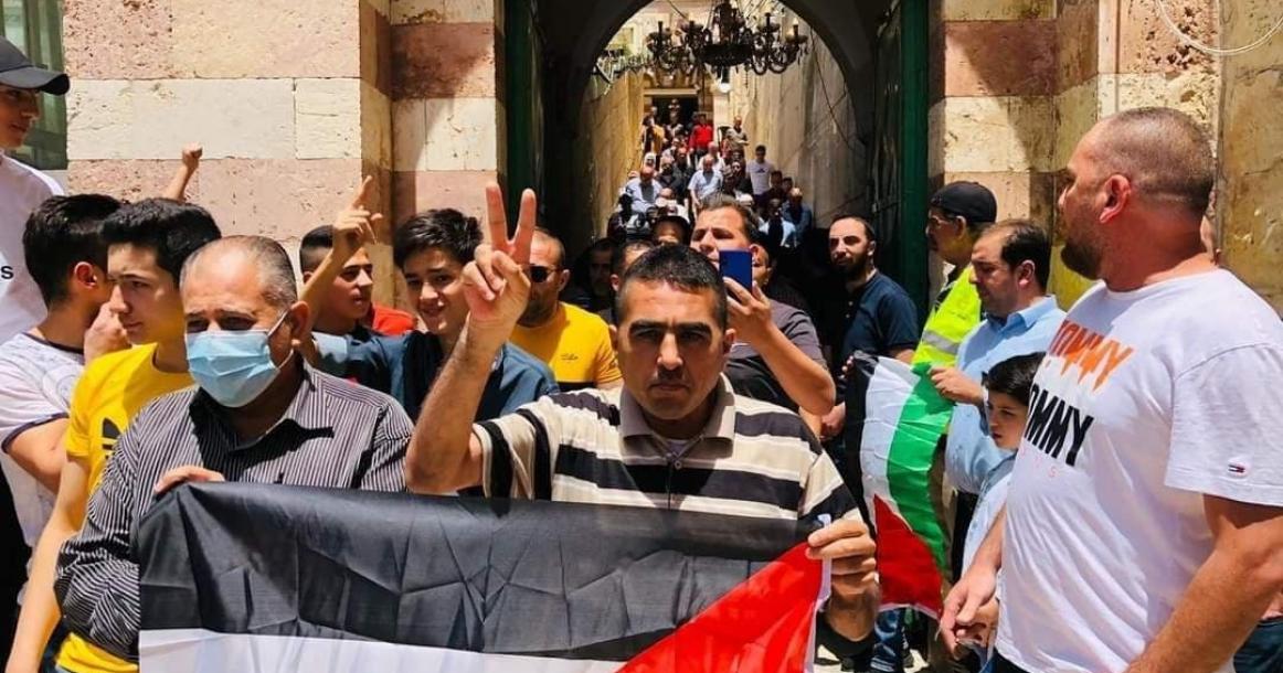 تظاهرة في ساحات المسجد الإبراهيمي تنديدًا بمنع الاحتلال رفع الأذان