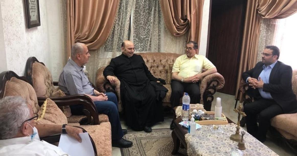 حماس تزور كنيسة دير اللاتين للاطمئنان على صحة الأب رومانيلي