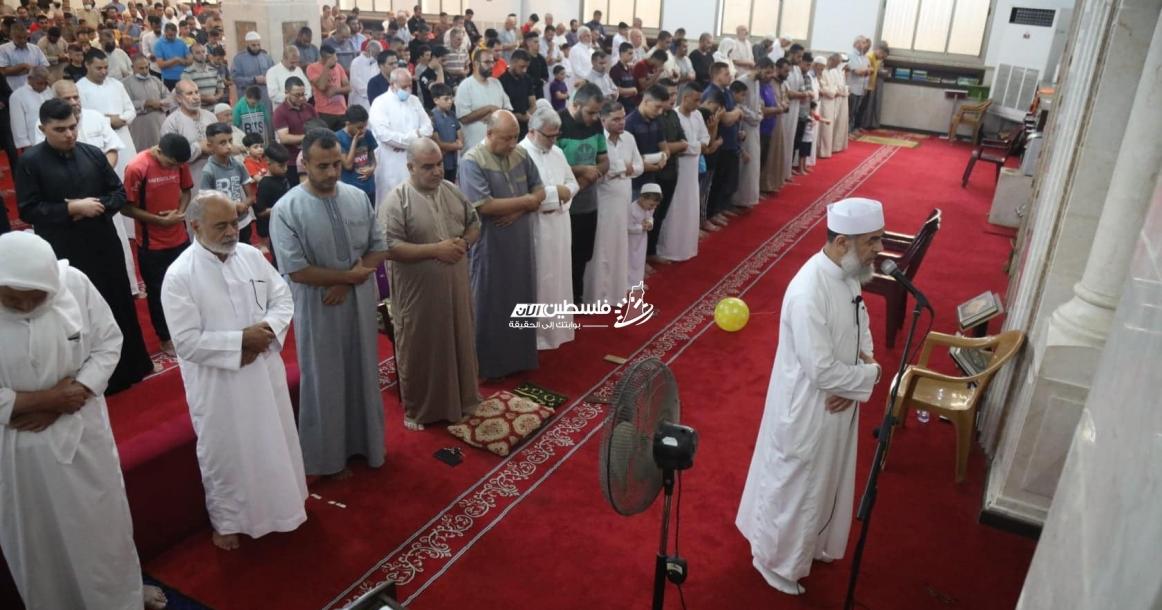 أهالي قطاع غزة يصلون صلاة عيد الأضحى في المساجد