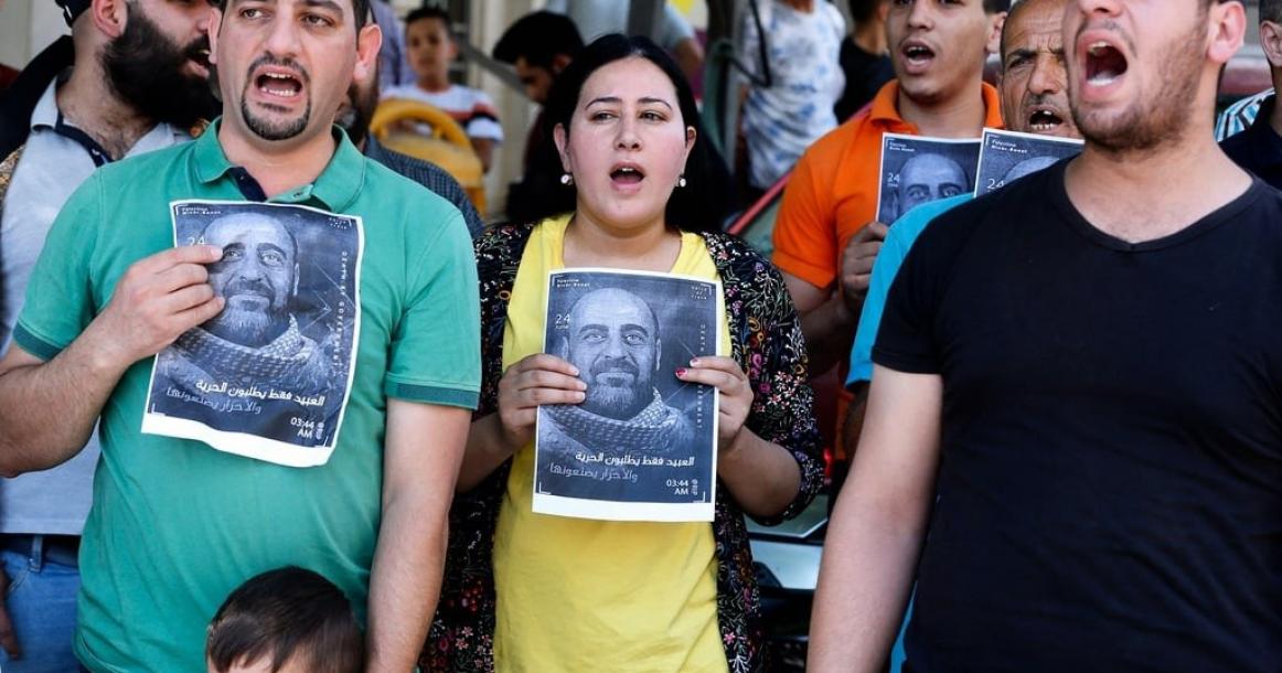 مظاهرة في الخليل رفضًا لجريمة اغتيال السلطة للناشط نزار بنات