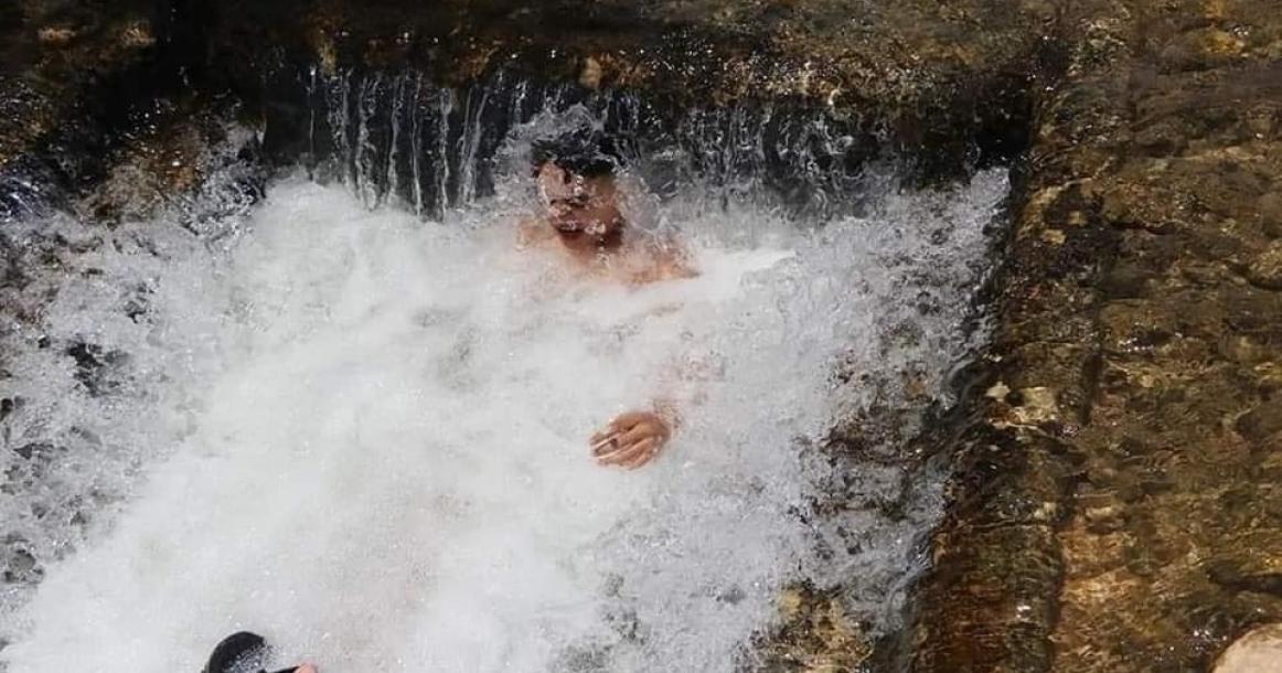 أطفال يسبحون في مياه نبع العوجا بأريحا هربا من ارتفاع درجات الحرارة