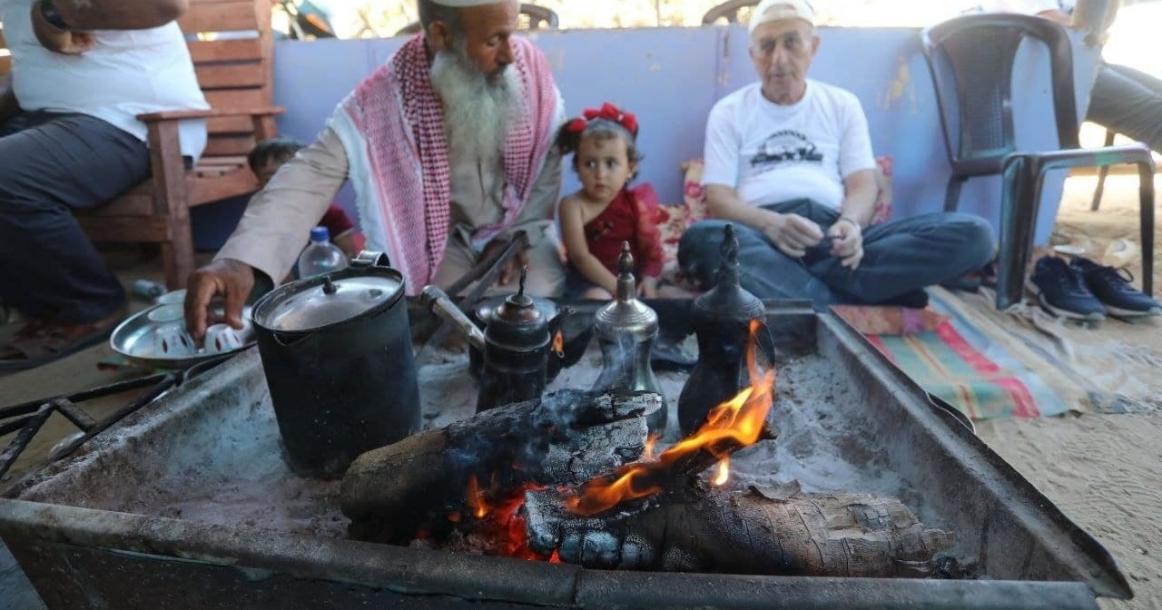 فلسطينيون يشاركون في فعالية "مسيرة العودة ملح الأرض والوطن"