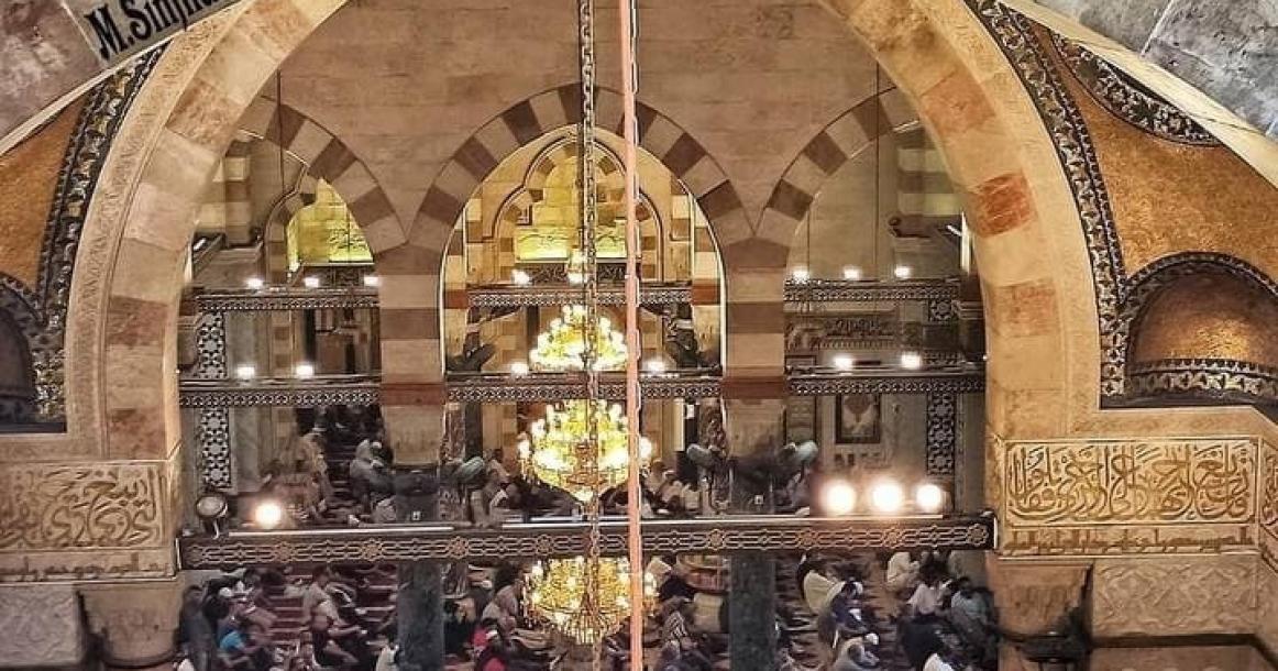 جموع المُصلين في المُصلى القبلي بالمسجد الأقصى المبارك يؤدون صلاة الجمعة