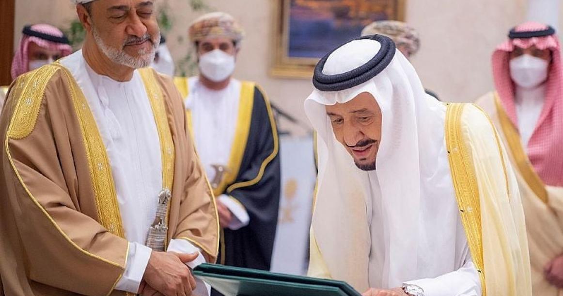 الملك سلمان وسلطان عُمان يتبادلان أرفع الأوسمة في البلدين
