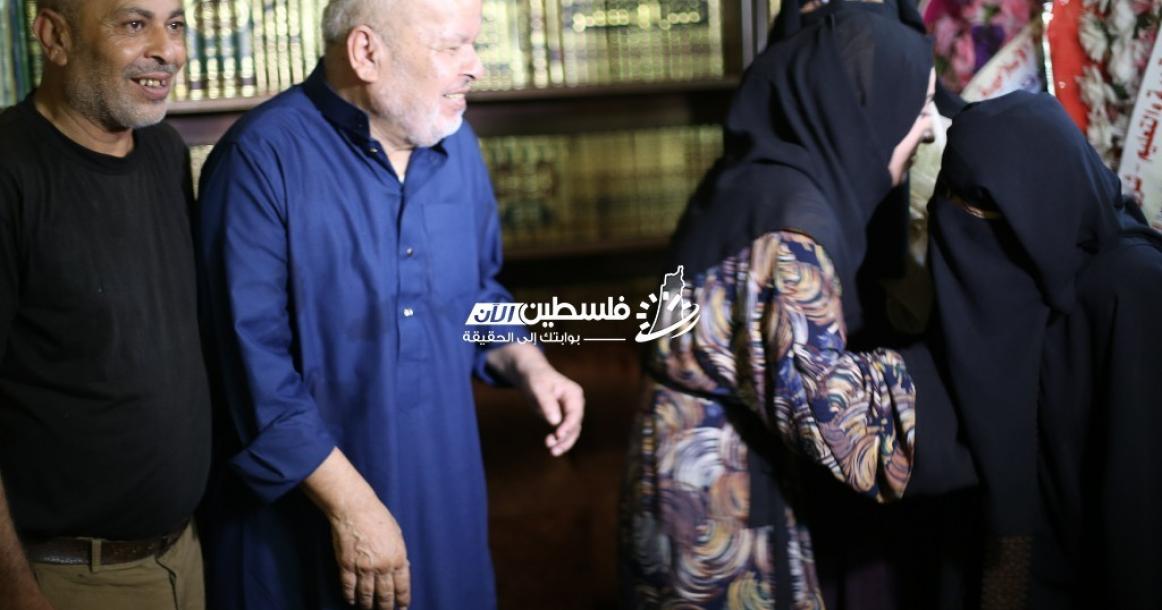 عدسة "فلسطين الآن" ترصد فرحة الطالبة صفاء خلف الأولى مكرر على فلسطين في الفرع الشرعي