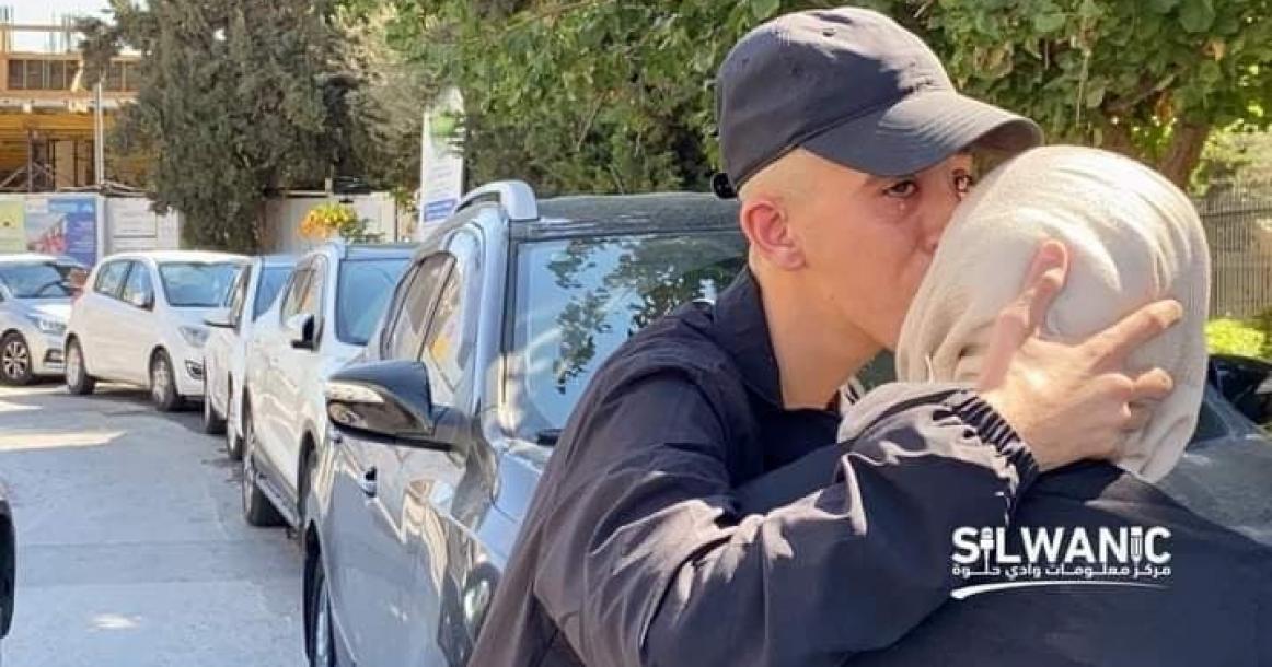 عائلات فتية مقدسيين تودع أبناءها قبل تسليم أنفسهم لسجن المسكوبية