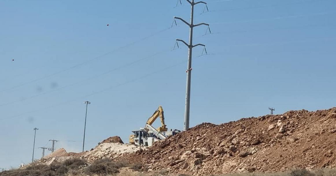 الاحتلال يواصل شق طريق استيطاني في حوارة جنوبي نابلس