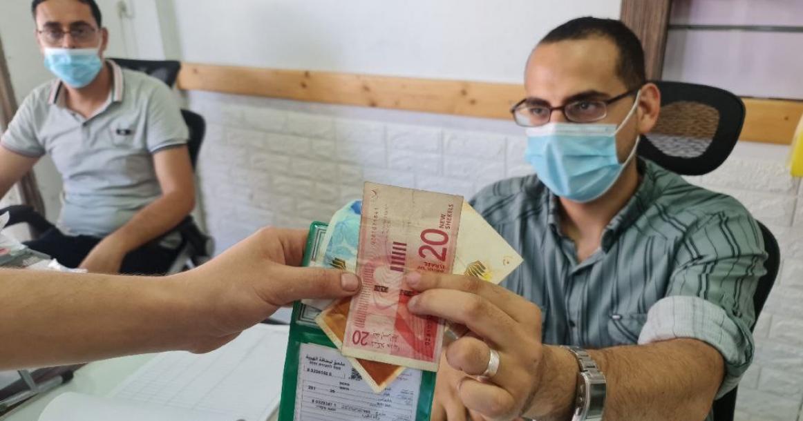 بدء صرف المنحة القطرية للأسر المتعففة في قطاع غزة
