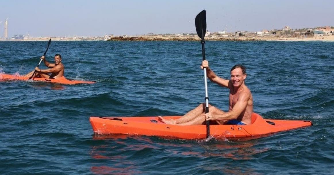 ممثل الاتحاد الأوروبي يمارس رياضة التجديف ببحر غزة