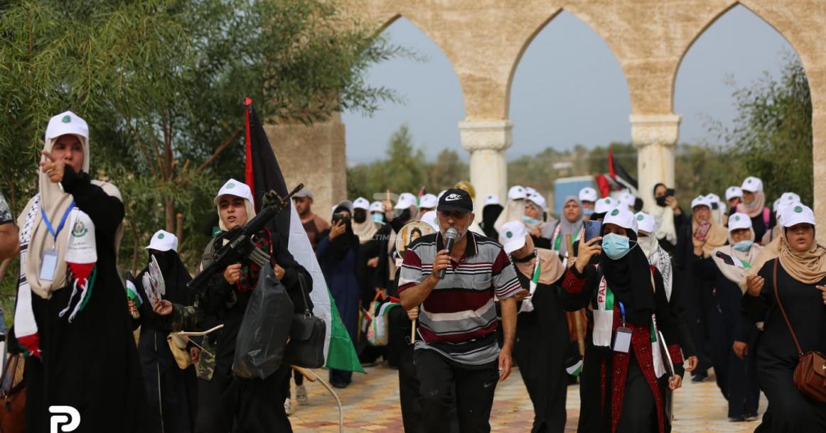 فلسطينيون يشاركون في افتتاح مخيم "من للقدس إلا أنت" في خان يونس