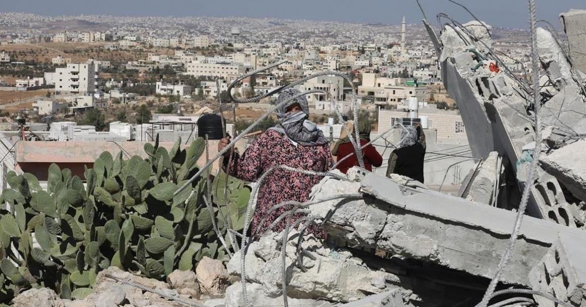 الاحتلال يهدم منزلًا ويخطر بهدم أخرى في يطا جنوب الخليل