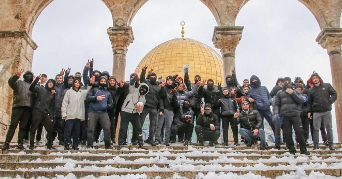 مشاهد جميلة للهو الشبان وبهجتهم في الثلج بالمسجد الأقصى يوم أمس