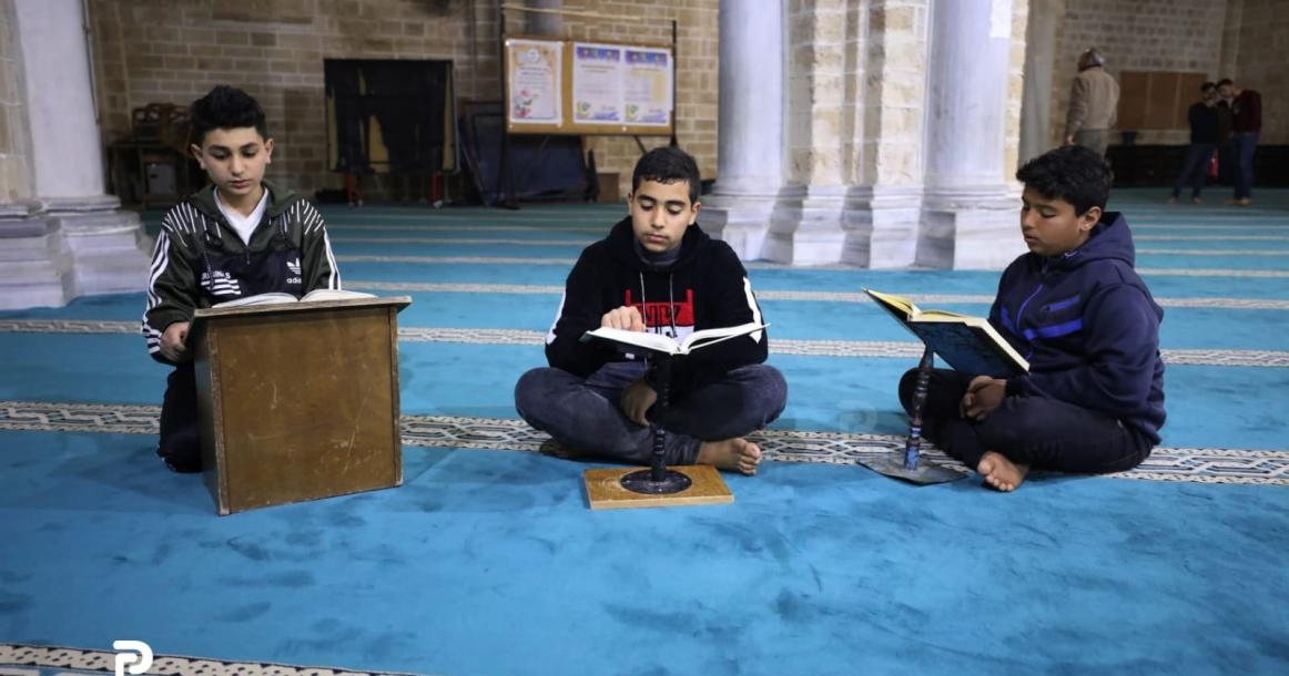 أجواء اليوم الثالث من شهر رمضان المبارك في المسجد العمري بغزة.