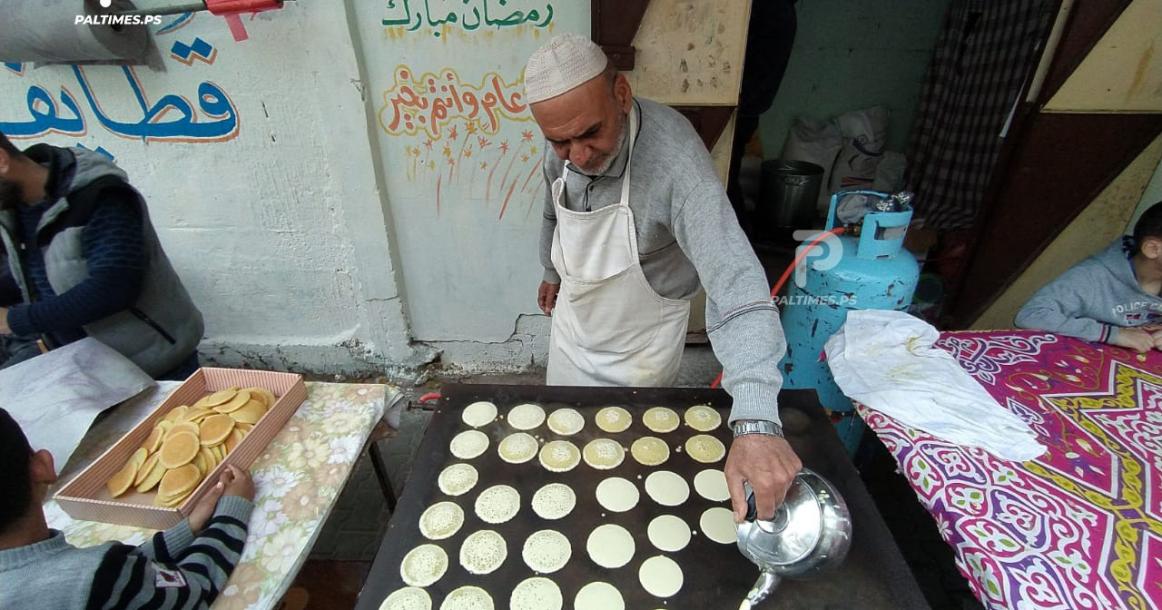 المواطن الغزي محي الدين الخطيب يعمل في مهنة صناعة حلوى القطايف في شهر رمضان منذ 40 عاما
