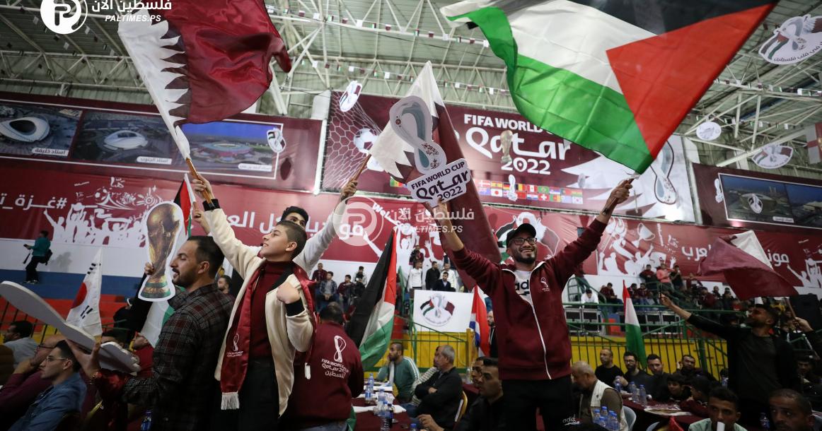 فلسطينيون في غزة يشاهدون فعاليات انطلاق كأس العالم والمباراة الافتتاحية بين منتخي قطر والإكوادور