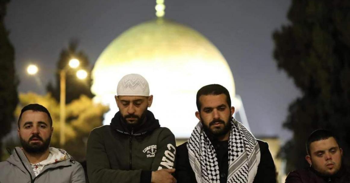 رغم الأمطار وانخفاض الحرارة.. 25 ألف مصلٍ يؤدون صلاتي العشاء والتراويح في الأقصى