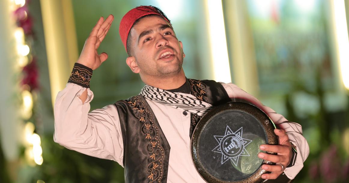 المسحراتي عمو هيما يوقظ الناس للسحور في شوارع غزة