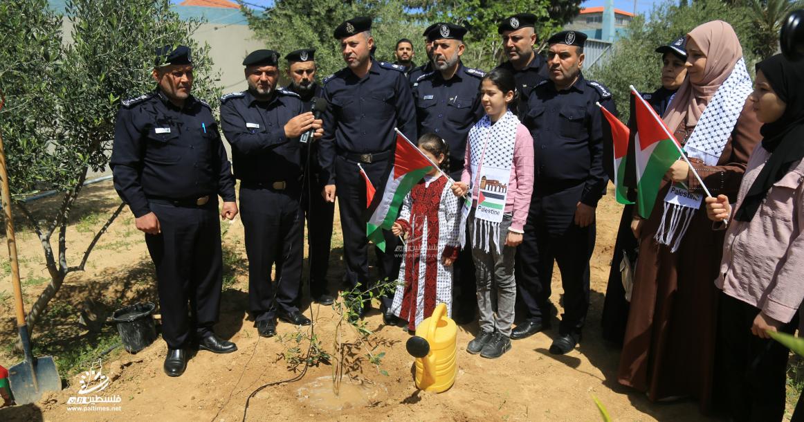 قيادة الشرطة الفلسطينية في غزة تحيي ذكرى يوم الأرض، في مقر الجوازات بمدينة غزة.