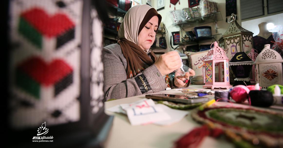 المواطنة الغزية سحر حرز الله تعمل على صنع فوانيس مطرزة بالتراث الفلسطيني لبيعها قبل حلول شهر رمضان المبارك في قطاع غزة.