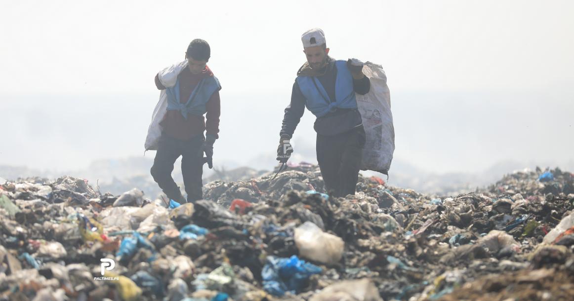 شبان من قطاع غزة يبحثون في مكب النفايات شرق بلدة جحر لديك، عن البلاستيك ليعيلوا أسرهم الفقيرة من عائد مادي بسيط