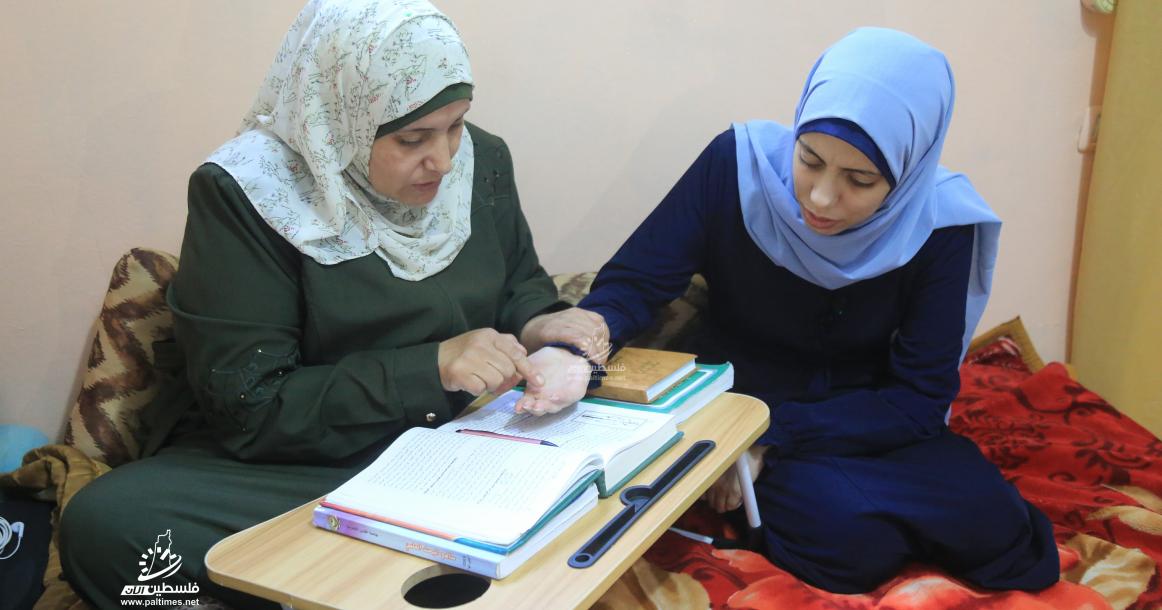 هنادي رضوان طالبة جامعية من قطاع غزة تحصل على الماجستير بطريقة الحفظ رغم إعاقتها البصرية.
