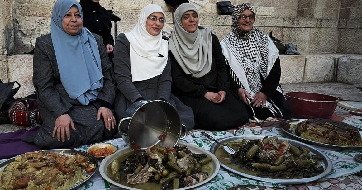 إفطار المبعدات عن المسجد الأقصى في طريق المجاهدين بالقدس