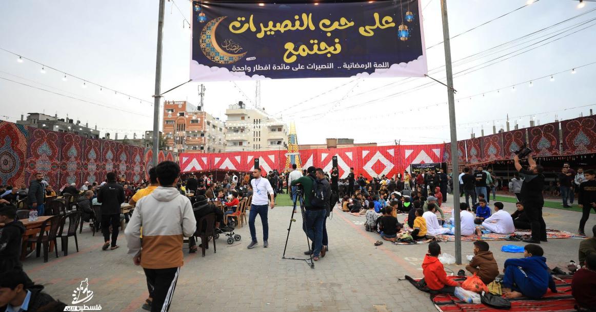 أهالي مخيم النصيرات ينظمون إفطارًا جماعيًا خلال شهر رمضان