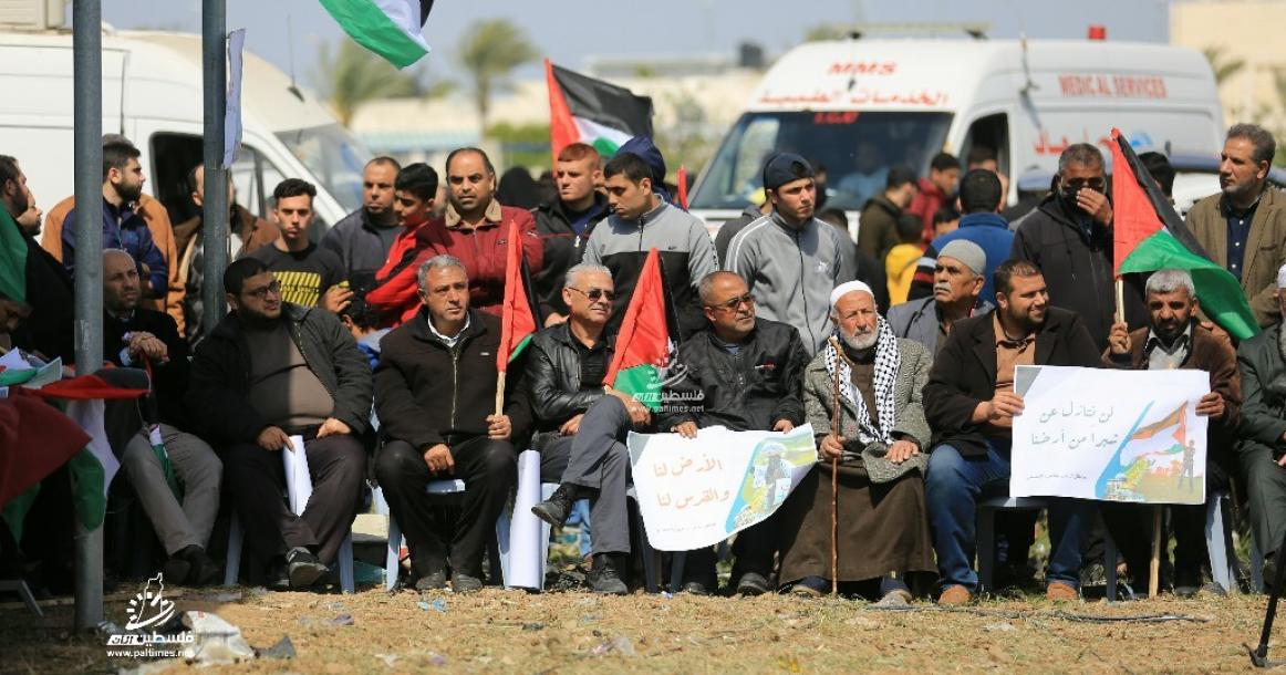 مواطنون يحتشدون بالقرب من موقع ملكة شرق مدينة غزة، لإحياء فعاليات يوم الأرض.