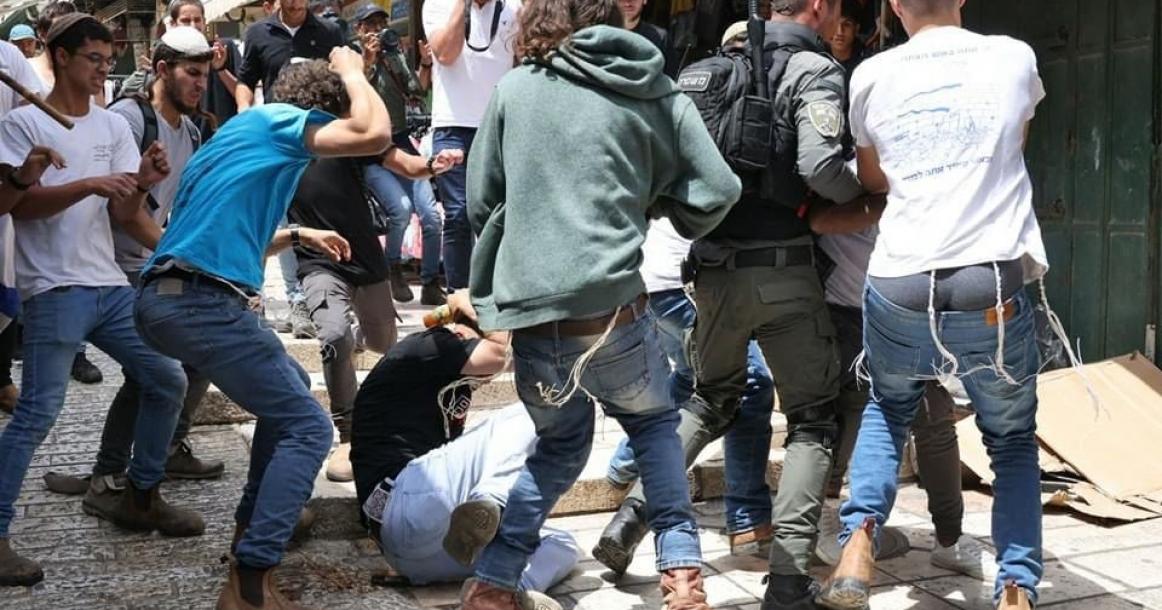 مستوطنون يعتدون على الشبان في باب العمود بالقدس
