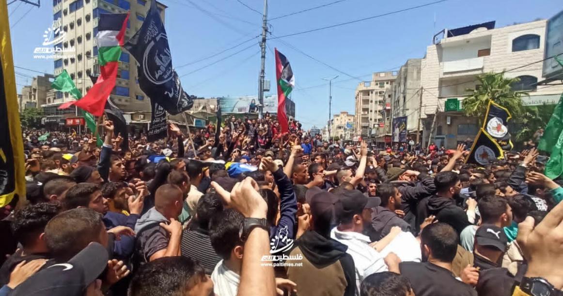 جانب من تشييع جثمان الشهيد القائد جهاد غنام وزوجته إلى مثواهم الأخير في رفح جنوب قطاع غزة