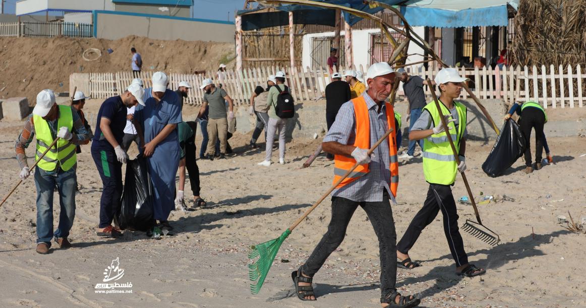 دائرة الشباب لحركة حماس في النصيرات بالتعاون مع بلدية الزهراء تنظم حملة تنظيف شاطئ البحر