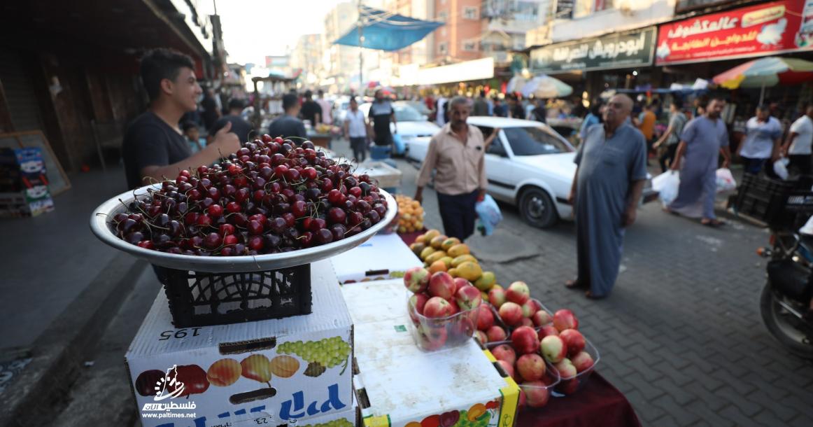 الأجواء من سوق النصيرات وسط القطاع عشية عيد الأضحى المبارك